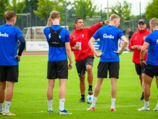 Vor dem Start in die neue Saison: Die Spieler von Holstein Kiel und ihr Trainer Marcel Rapp