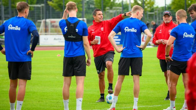 Vor dem Start in die neue Saison: Die Spieler von Holstein Kiel und ihr Trainer Marcel Rapp