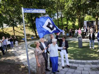 Die Sylvesterallee am Volksparstadion heißt jetzt Uwe-Seeler-Allee.