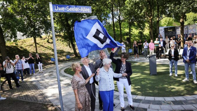 Die Sylvesterallee am Volksparstadion heißt jetzt Uwe-Seeler-Allee.