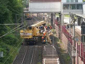 Auf der Bahnstrecke zwischen Hamburg und Berlin werden Gleise erneuert.