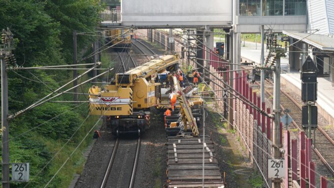 Auf der Bahnstrecke zwischen Hamburg und Berlin werden Gleise erneuert. 