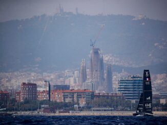 An der Küste von Barcelona wird gesegelt.