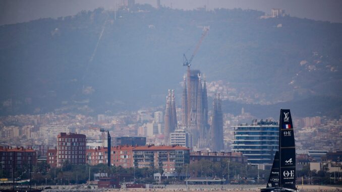 An der Küste von Barcelona wird gesegelt.