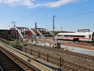 Die Erneuerung der Bahnbrücken in Hamburg-Veddel wird unterbrochen, weil sie als Umleitungsstrecke für den Fernverkehr von und nach Berlin gebraucht werden.