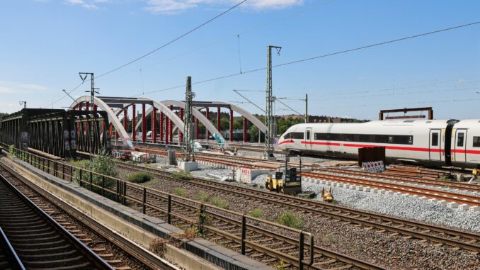 Die Erneuerung der Bahnbrücken in Hamburg-Veddel wird unterbrochen, weil sie als Umleitungsstrecke für den Fernverkehr von und nach Berlin gebraucht werden.