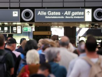 Im Handgepäck dürfen Flugreisende Flüssigkeiten nur in 100-Milliliter-Packungen mitnehmen - das gilt in Hamburg trotz einiger neuer Scanner an der Sicherheitskontrolle.