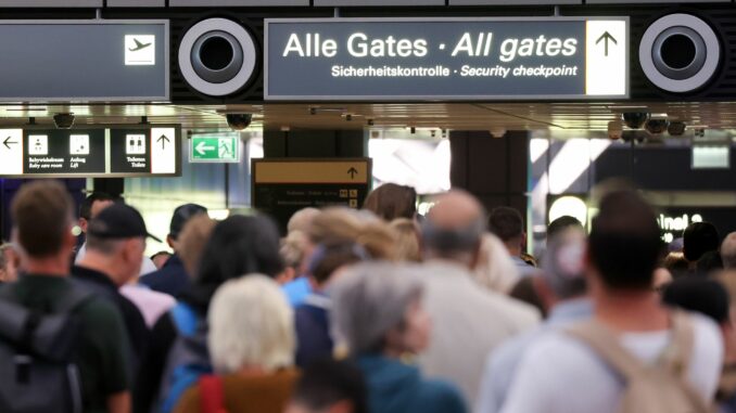 Im Handgepäck dürfen Flugreisende Flüssigkeiten nur in 100-Milliliter-Packungen mitnehmen - das gilt in Hamburg trotz einiger neuer Scanner an der Sicherheitskontrolle.