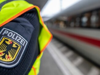 Eine Streife der Bundespolizei fasst einen Mann nach einer sexuellen Belästigung in Hamburg