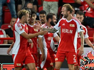 Die Berliner bejubeln die Führung gegen Aufsteiger St. Pauli.