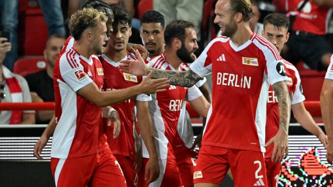 Die Berliner bejubeln die Führung gegen Aufsteiger St. Pauli.