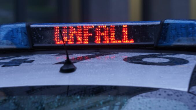 Bei einem Unfall mit zwei beteiligten Autos waren beim Eintreffen der Polizei in einem Wagen keine Menschen mehr. (Symbolbild)