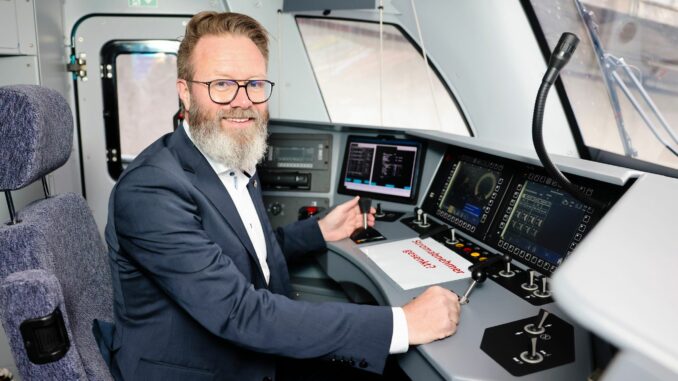 Verkehrsminister Claus Ruhe Madsen sieht den Grund für Bahnabbestellungen beim Bund.