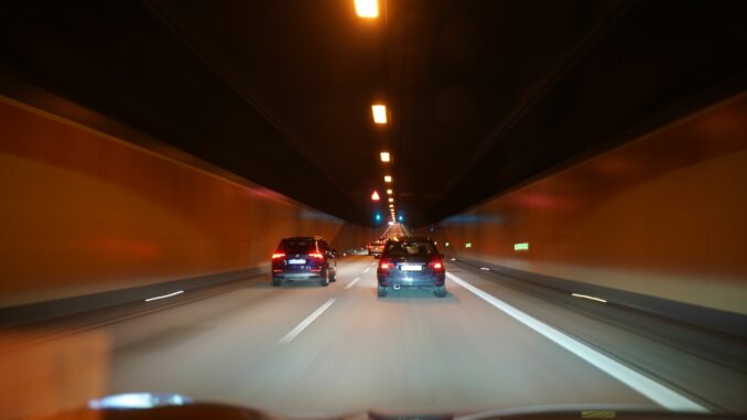 Ein 37-Jähriger rast mit 193 km/h durch den Hamburger Elbtunnel. (Symbolbild)