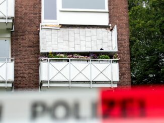 Der abgestürzte Balkon an einem Mehrfamilienhaus im Hamburger Stadtteil Langenhorn. Ein Mensch schwebt weiterhin in Lebensgefahr.