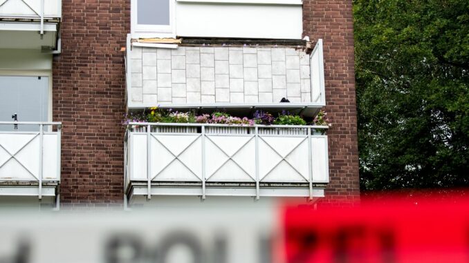 Der abgestürzte Balkon an einem Mehrfamilienhaus im Hamburger Stadtteil Langenhorn. Ein Mensch schwebt weiterhin in Lebensgefahr.