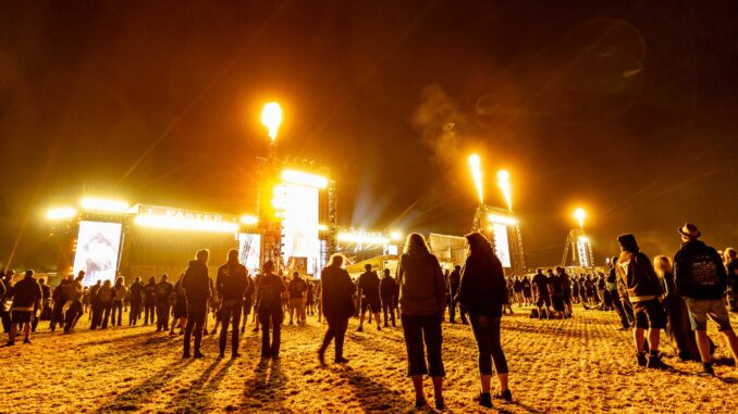 In der Nacht zu Sonntag werden in Wacken die Regler runtergedreht.