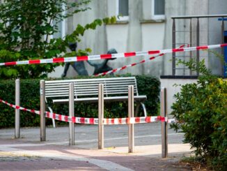 Eine Richterin verkündet Haftbefehle gegen vier Brüder, die einen Musiklehrer in Wedel niedergestochen haben sollen. (Archivfoto)