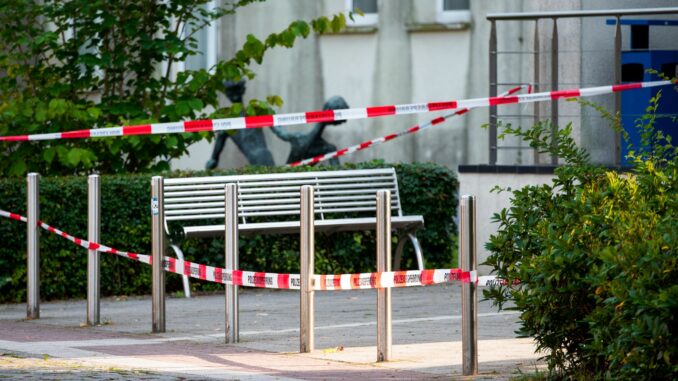 Eine Richterin verkündet Haftbefehle gegen vier Brüder, die einen Musiklehrer in Wedel niedergestochen haben sollen. (Archivfoto) 