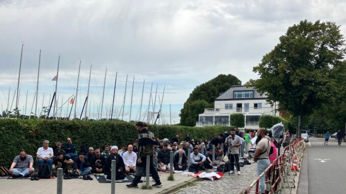 Die schiitischen Gläubigen protestieren gegen die Schließung der Blauen Moschee