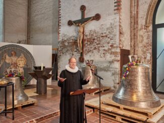 Marienpastor Robert Pfeifer bei der Weihe einer neuen Glocke für St. Marien.