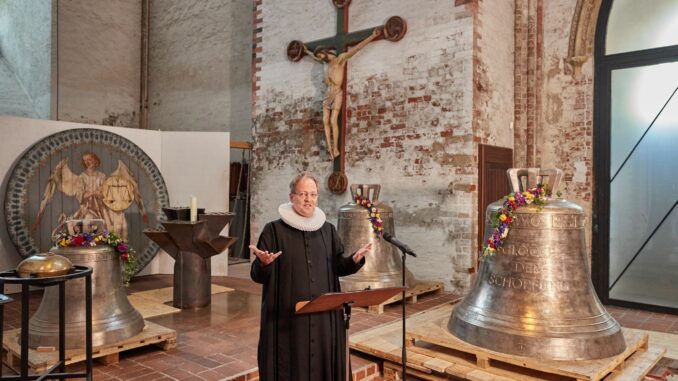 Marienpastor Robert Pfeifer bei der Weihe einer neuen Glocke für St. Marien.