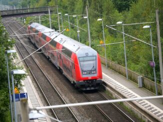 Weil ein Baum in die Oberleitung gestürzt ist, kann ein Regionalexpress zwischen Lübeck und Reinfeld nicht weiterfahren. (Archivfoto)