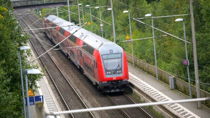 Weil ein Baum in die Oberleitung gestürzt ist, kann ein Regionalexpress zwischen Lübeck und Reinfeld nicht weiterfahren. (Archivfoto) 