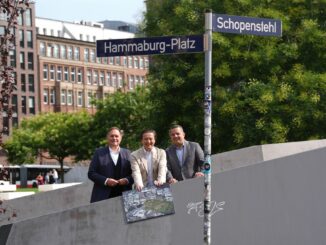 Der Name Hammaburg-Platz soll auf den nicht mehr sichtbaren Ursprung Hamburgs aufmerksam machen.