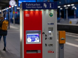 In den vergangenen Jahren ist durch die Sprengung von Fahrkartenautomaten ein Millionenschaden entstanden. (Illustration)