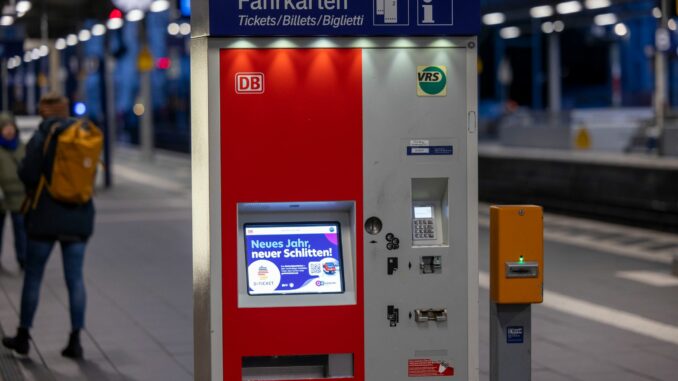 In den vergangenen Jahren ist durch die Sprengung von Fahrkartenautomaten ein Millionenschaden entstanden. (Illustration)