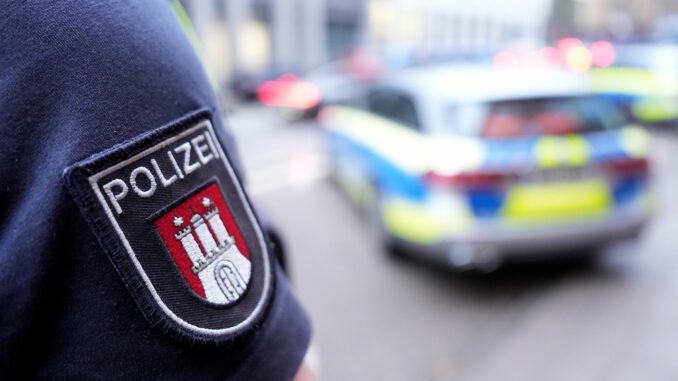 Ein laut brüllender Mann hatte in Hamburg-Ottensen einen Polizeieinsatz ausgelöst. (Illustration)