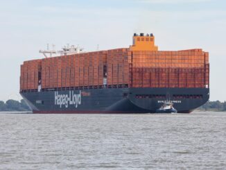 Das Containerschiff «Berlin Express» der Reederei Hapag-Lloyd fährt in den Hamburger Hafen ein.