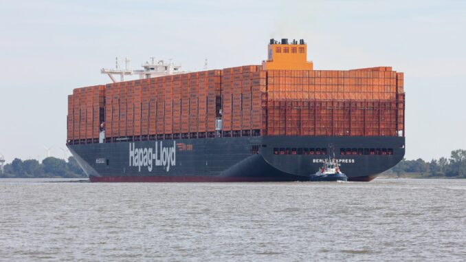 Das Containerschiff «Berlin Express» der Reederei Hapag-Lloyd fährt in den Hamburger Hafen ein.