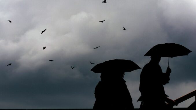 In Hamburg und Schleswig-Holstein sind Schauer und Gewitter zu erwarten. Am Abend wird es warm. (Archivbild)