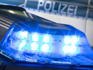 Die Polizei hat einen 23-Jährigen festgenommen. Er soll unter anderem für einen Überfall auf einen Jeansladen verantwortlich sein.