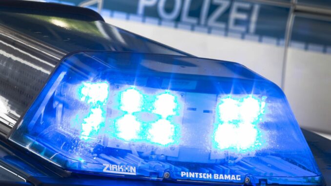 Die Polizei hat einen 23-Jährigen festgenommen. Er soll unter anderem für einen Überfall auf einen Jeansladen verantwortlich sein.