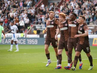 Sieg gegen den Europa-League-Gewinner: Oladapo Afolayan vom FC St. Pauli (2.v.r) feiert sein Tor zum 2:0 gegen Atalanta Bergamo.