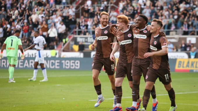 Sieg gegen den Europa-League-Gewinner: Oladapo Afolayan vom FC St. Pauli (2.v.r) feiert sein Tor zum 2:0 gegen Atalanta Bergamo.