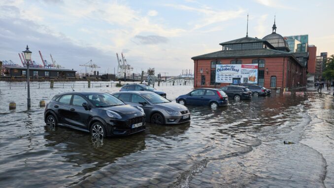 Eine im Sommer seltene Sturmflut hatte am Freitag den Hamburger Fischmarkt in Teilen unter Wasser gesetzt. (Archivfoto)