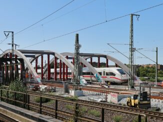 Über die Bahnbrücken in Hamburg-Veddel sollen ab Mitte August auch die Züge von und nach Berlin fahren.