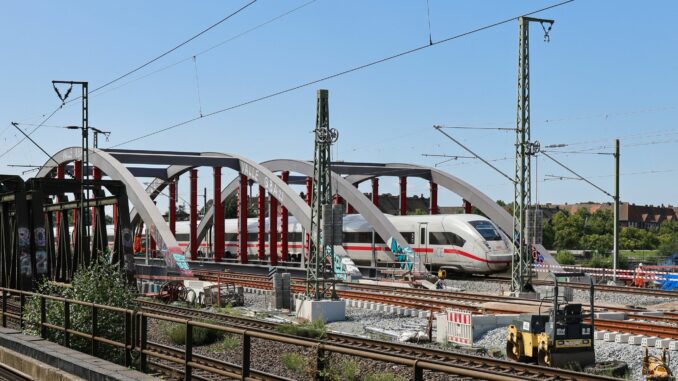 Über die Bahnbrücken in Hamburg-Veddel sollen ab Mitte August auch die Züge von und nach Berlin fahren.