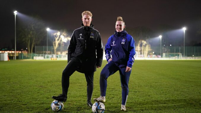 Umzug in den Volkspark: HSV-Trainer Marwin Bolz und Abwehrspielerin Sarah Stöckmann sind mit ihrem Team künftig neben dem Volksparkstadion zu sehen.  