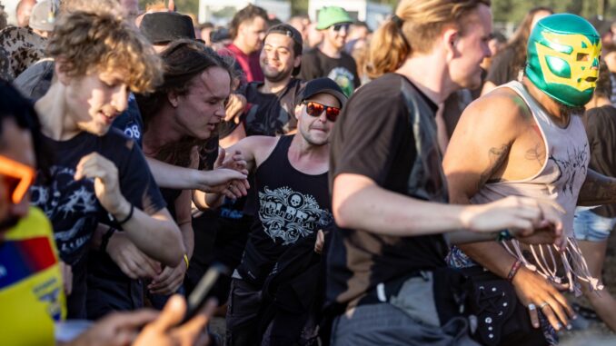 Bislang verläuft das Wacken Open Air laut Polizei weitgehend friedlich.