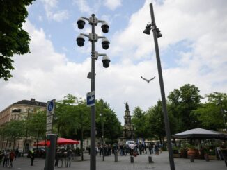 19 starr ausgerichtete und 8 schwenk- und zoombare Kameras werden nach Angaben der Innenbehörde vor dem Bahnhof installiert.  (Archivbild)