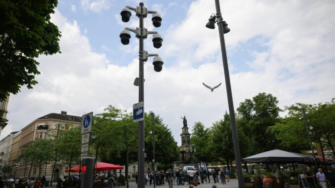 19 starr ausgerichtete und 8 schwenk- und zoombare Kameras werden nach Angaben der Innenbehörde vor dem Bahnhof installiert.  (Archivbild)