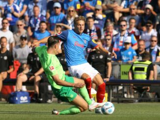 Kiels Fiete Arp (r) und Wolfsburgs Cedric Zesiger in Aktion.