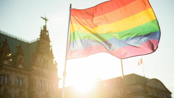 Eine neue Glasskulptur in Pride-Farben soll an der Hamburger Alster ein Zeichen für sexuelle und geschlechtliche Vielfalt setzen. (Symbolbild)