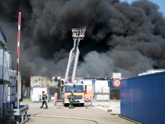 Eine dicke Rauchwolke stieg am Dienstag in den blauen Himmel auf.