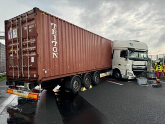 Ein verunglückter Lastwagen blockiert die A7 bei Neumünster in Richtung Süden.